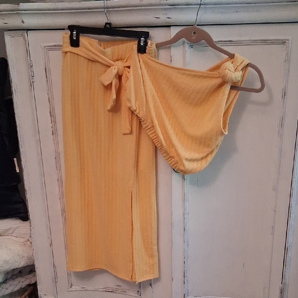Endless Blu Yellow Women's Skirt And One Shoulder Top Never Worn - Picture 1 of 7